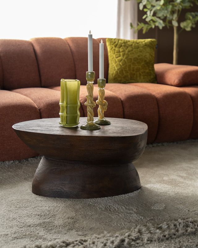 Sculpturale lamp naast een fauteuil